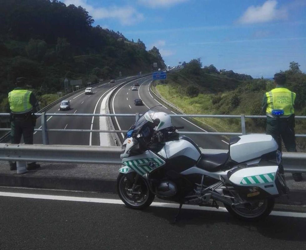 Archivo - Motoristas de la Guardia Civil de Tráfico