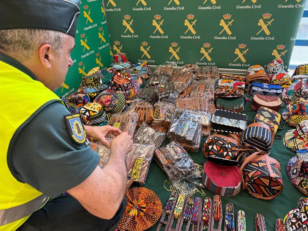 Un agente de la Guardia Civil con el material intervenido.
