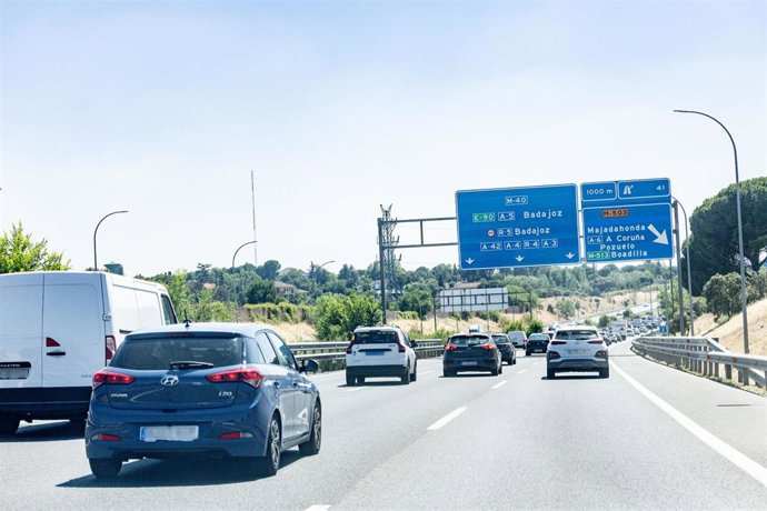 Varios vehículos circulan durante la primera operación salida de verano 2025.