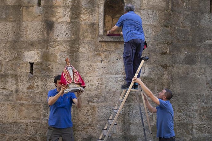 Operarios municipales desmontan la hornacina de Santo Domingo y retiran la imagen de San Fermín que preside la cuesta durante el resto del año