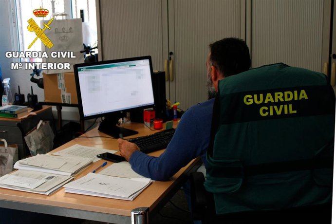 Archivo - Agente de la Guardia Civil en tareas de investigación