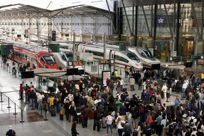 Archivo - Pasajeros en la estación de Málaga María Zambrano esperando un tren tras el robo de cobre que afectó a línea