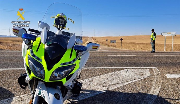 Agentes de la Guardia Civil durante un control