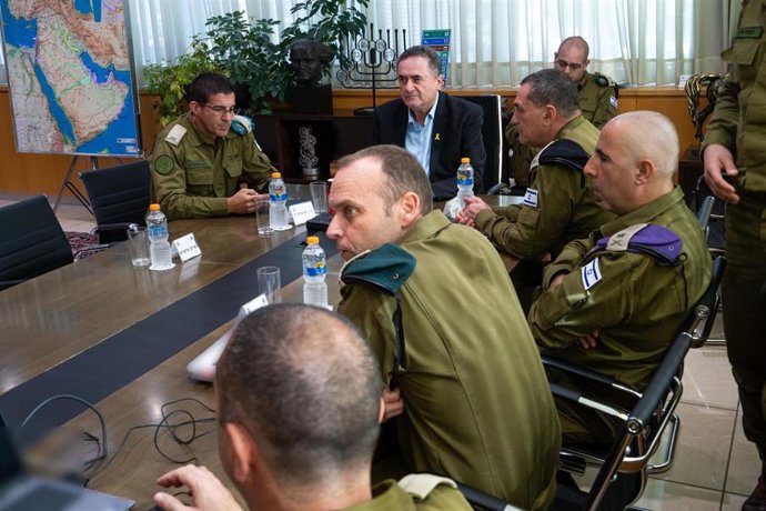 El ministro de Defensa de Israel (c), Israel Katz, durante una reunión con altos cargos el Ejército israelí