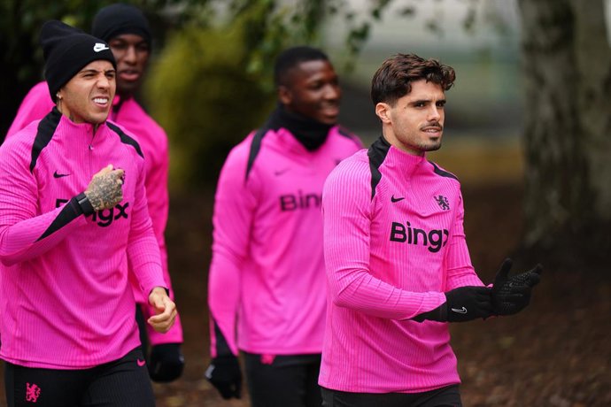 Archivo - 02 October 2024, United Kingdom, Cobham: Chelsea's Pedro Neto (R) and team-mates practice during a training session at Cobham Training Centre, ahead of the Tursday's UEFA Europa Conference League soccer match against Gent. Photo: Zac Goodwin/PA 
