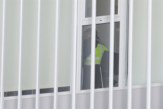 Archivo - Agentes de la Unidad de Delincuencia Económica y Fiscal (Udef) de la Policía Nacional en las dependencias de la Policía Local de Granada el pasado febrero