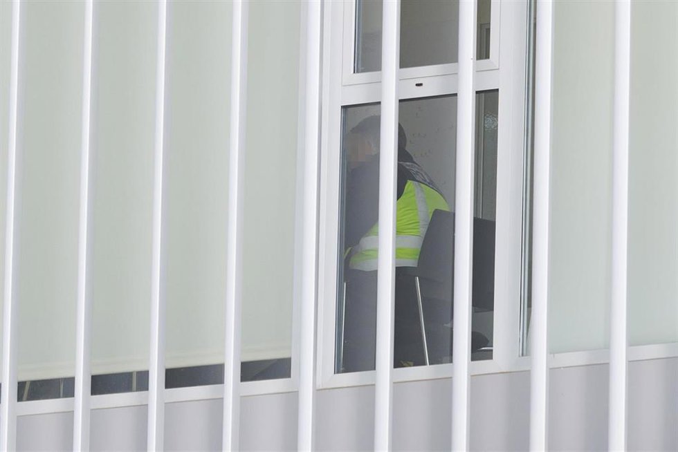 Archivo - Agentes de la Unidad de Delincuencia Económica y Fiscal (Udef) de la Policía Nacional en las dependencias de la Policía Local de Granada el pasado febrero