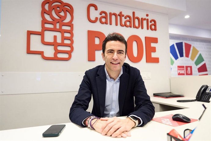 Archivo - Imagen de archivo.- El secretario general del PSOE de Cantabria, Pedro Casares, posa para Europa Press, en la sede del PSOE de Cantabria, a 21 de febrero de 2025, en Santander, Cantabria (España). 
