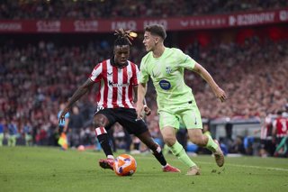 Archivo - Nico Williams of Athletic Club competes for the ball with Pablo Martin Paez Gavira 'Gavi' of FC Barcelona during the LaLiga EA Sports match between Athletic Club and FC Barcelona at San Mames on May 25, 2025, in Bilbao, Spain.