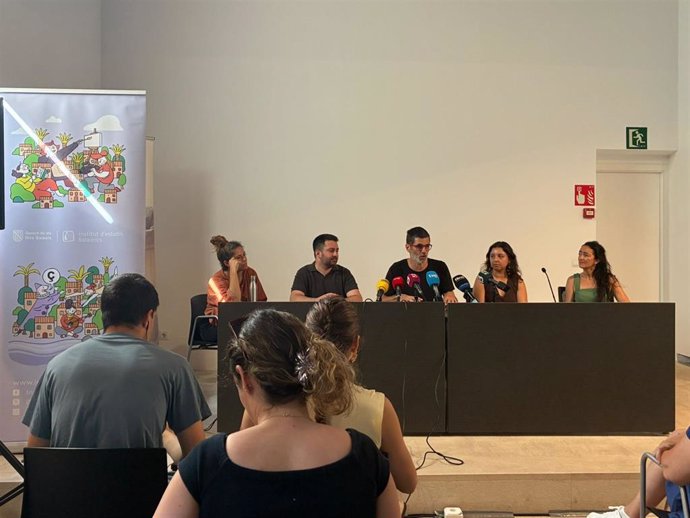Participantes y representantes institucionales en la presentación de artistas de Baleares en ferias y festivales internacionales de artes visuales