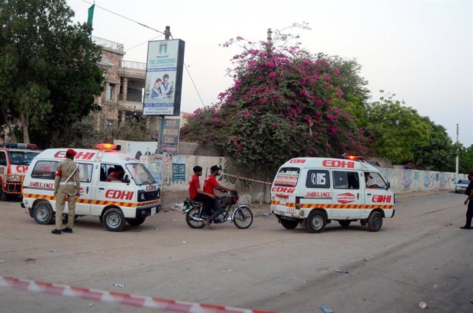 Archivo - Ambulancias en Karachi tras el siniestro de un avión de la aerolínea Pakistan International Airlines (PIA) en mayo de 2020 (archivo)