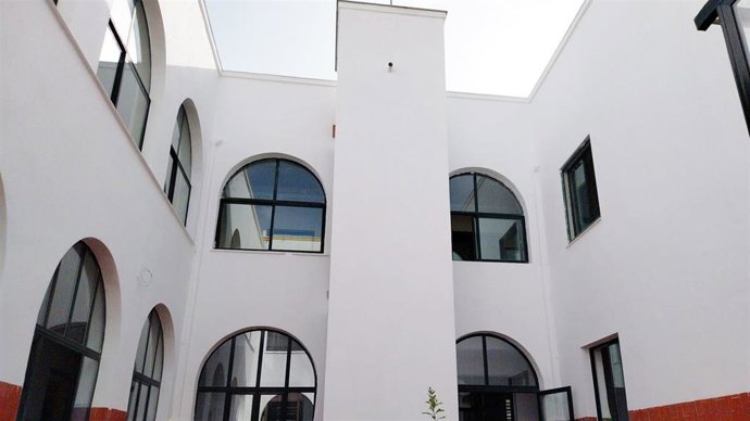 Patio del CEIP Calvo Sotelo en el que se ha instalado uno de los dos ascensores.