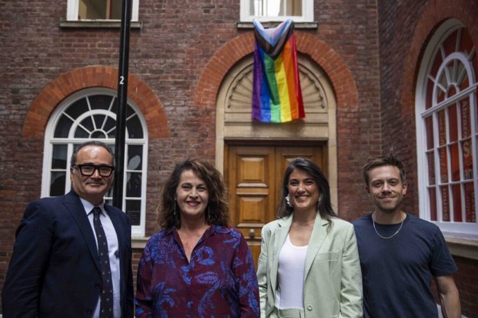 La portavoz de Más Madrid en la Asamblea, Manuela Bergerot, y la senadora Carla Antonelli se reúnen en Londres con entidades LGTBIQ+