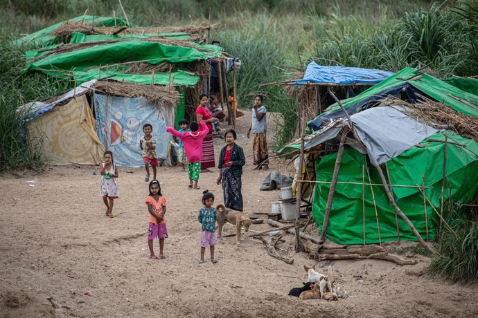 Archivo - Imagen de archivo de niños en un campo de desplazados de Birmania.
