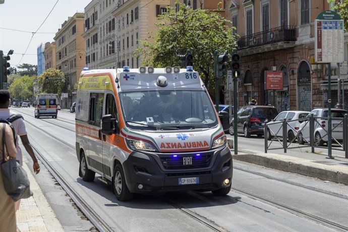 Archivo - August 20, 2024, Rome, Italy: Two ambulances with emergency lights going in opposite directions on an August day in Rome.