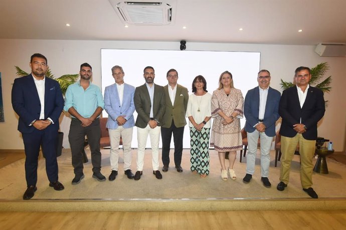 Foto de familia de empresarios de Cesur.