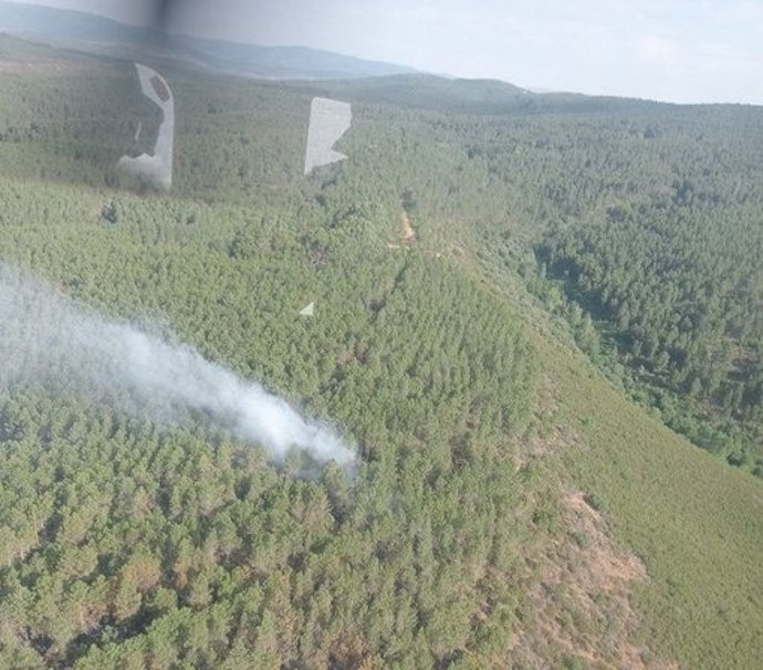 Imagen del incendio declarado en Portugal en una zona próxima a Zamora.