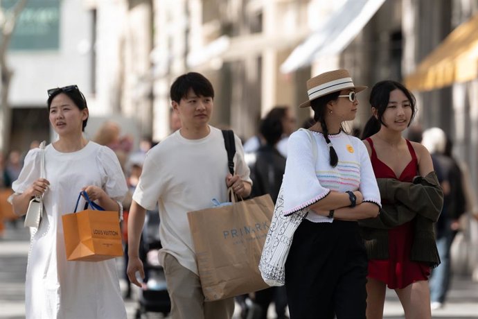 Archivo - Diverses persones comprant