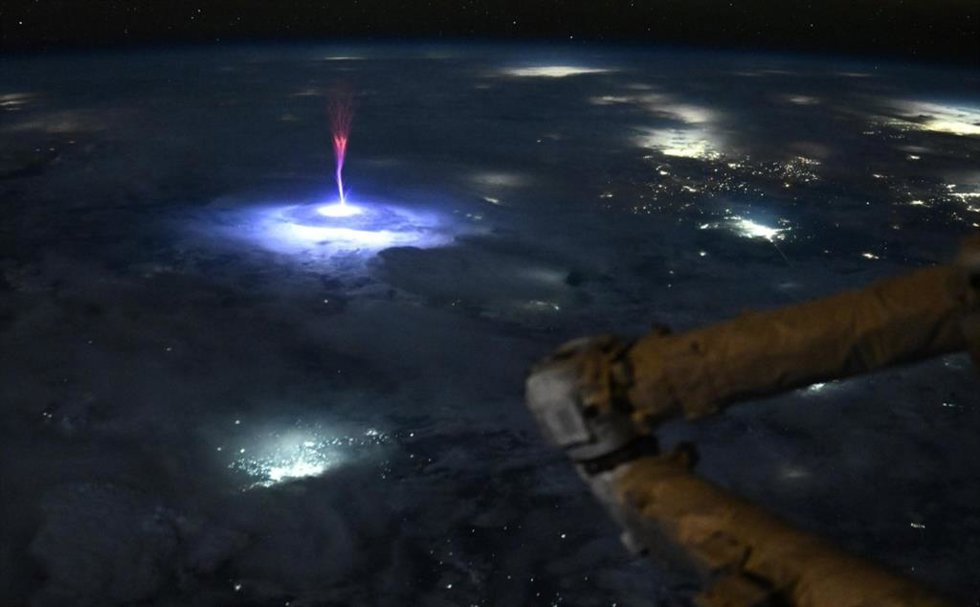 Duende atmosférico captado sobre una tormenta desde la Estación Espacial Internacional