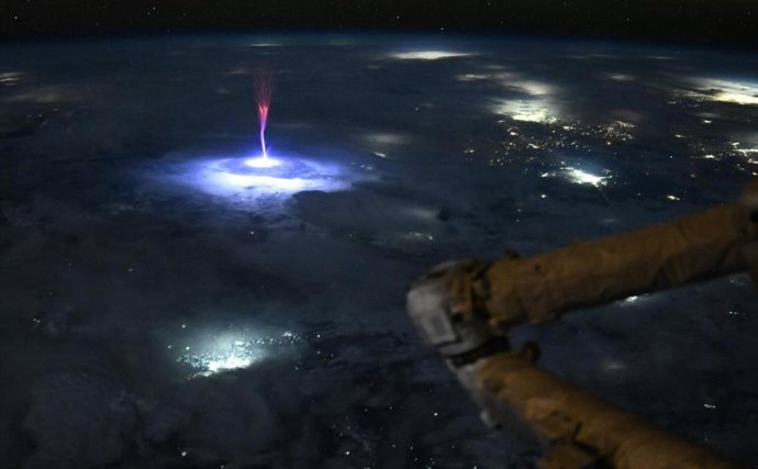 Sprite atmosférico capturado em uma tempestade a partir da Estação Espacial Internacional