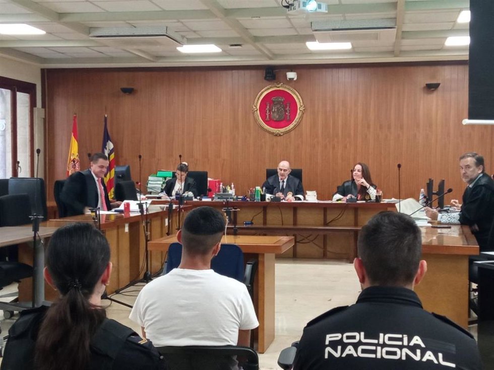 El acusdo, custodiado por la Policía, durante el juicio.