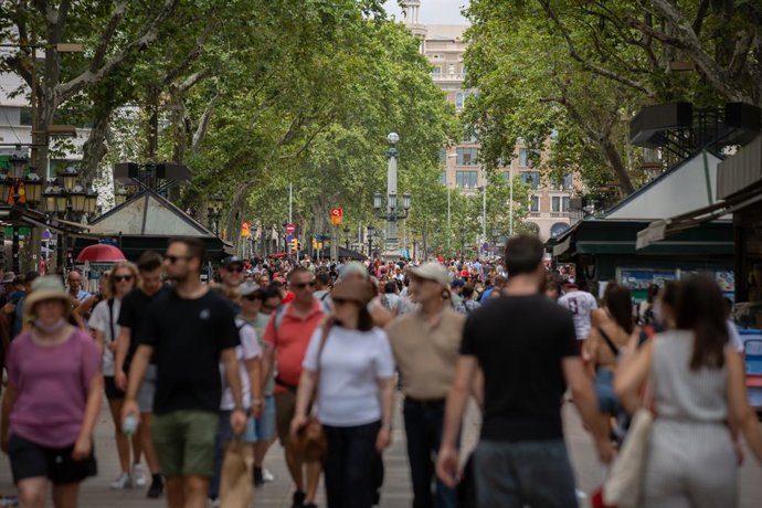 Archivo - Centenars de persones a la Rambla de Barcelona 