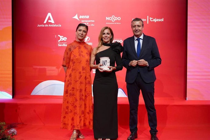 El presidente de la Diputación, junto a la directora de El Correo y la profesora e investigadora premiada en la categoría STEM.