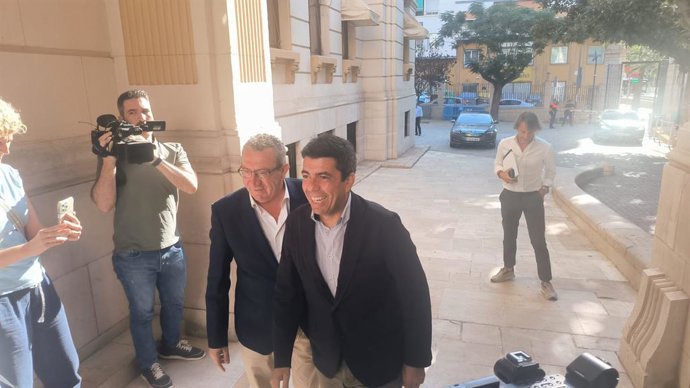 El president de la Generalitat, Carlos Mazón, juntament amb el president de la Diputació d'Alacant, Toni Pérez, este divendres a Alacant