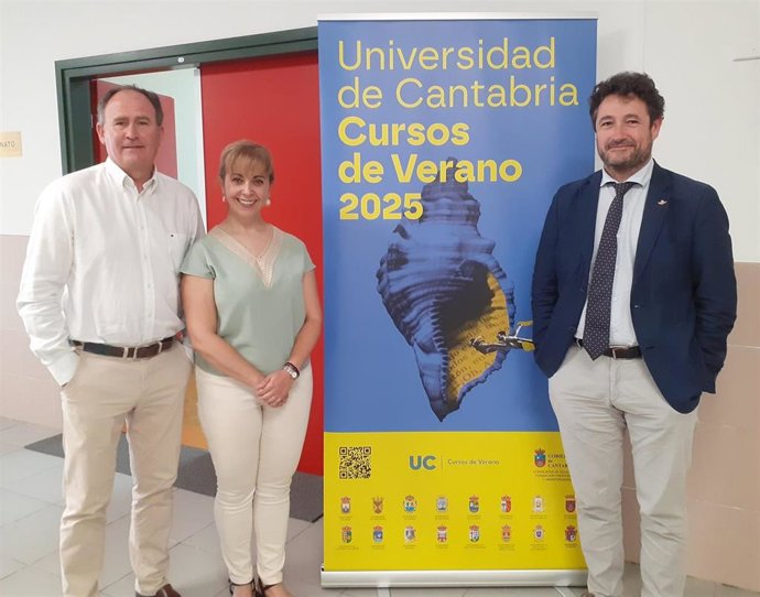 El catedrático Juan Vivero y los codirectores del curso ‘Grandes desafíos sociales y normativos de nuestra era', Carmen Sarabia y David Lantarón