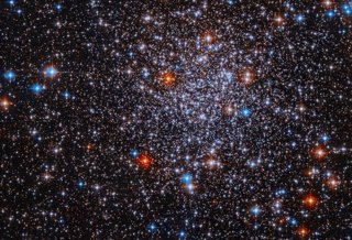 Esta imagen del Telescopio Espacial Hubble de la NASA muestra un denso y deslumbrante conjunto de estrellas resplandecientes que forman el cúmulo globular ESO 591-12.