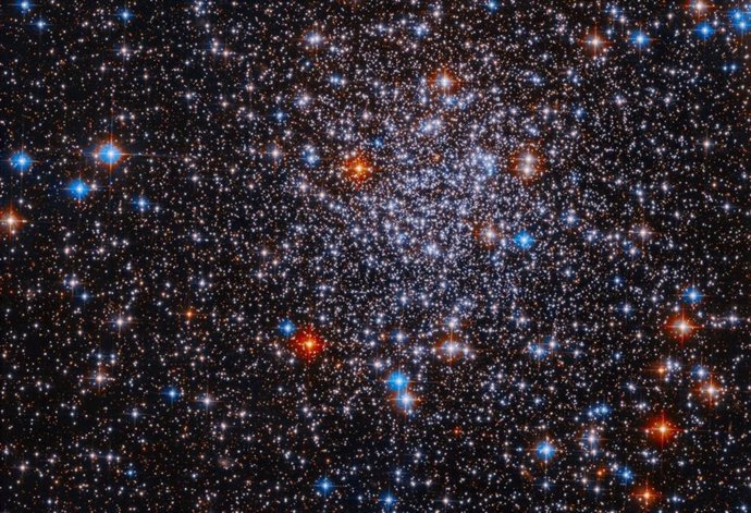 Esta imagen del Telescopio Espacial Hubble de la NASA muestra un denso y deslumbrante conjunto de estrellas resplandecientes que forman el cúmulo globular ESO 591-12.