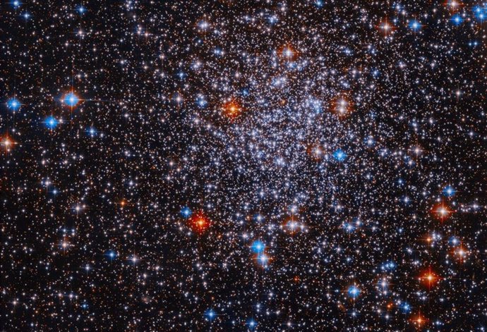 Esta imagem do Telescópio Espacial Hubble, da NASA, mostra um conjunto denso e deslumbrante de estrelas brilhantes formando o aglomerado globular ESO 591-12.