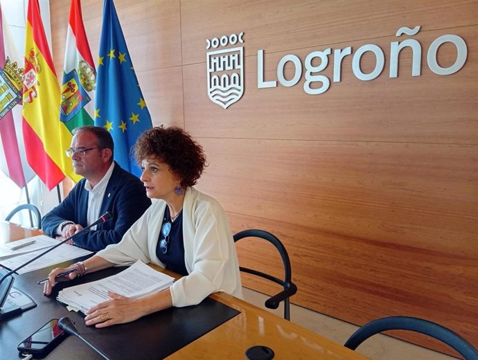 La portavoz del Equipo de Gobierno local, Celia Sanz, y el concejal de Administración Pública Francisco Iglesias, en comparecencia de prensa