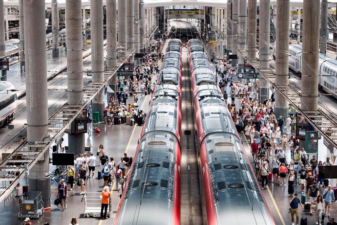 Varias personas en los uno de los andenes de la estación Puerta de Atocha-Almudena Grandes