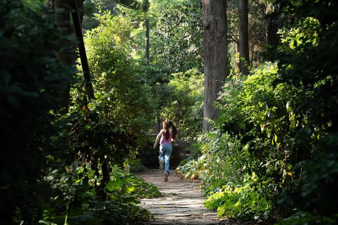 Una niña corre en un parque, a 5 de junio de 2025, en Barcelona, Catalunya (España). El pasado martes, 3 de junio, el Ayuntamiento de Barcelona, presentó los 46 nuevos equipamientos que cumplirán la función de refugio climático para combatir el calor este