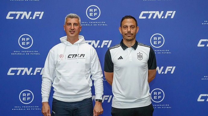 Roberto Rocha (izda) junto a Claudio Vázquez (dcha) tras la firmal del acuerdo entre CTN.FI y la RFEF