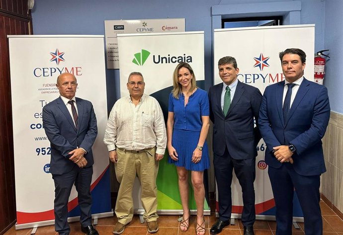 El director de Málaga Costa de Unicaja, Francisco Javier Prieto García, y el vicepresidente de la Asociación de la Pequeña y Mediana Empresa (Cepyme) de Fuengirola-Mijas, Miguel Ángel Araujo Perdomo, entre otros.