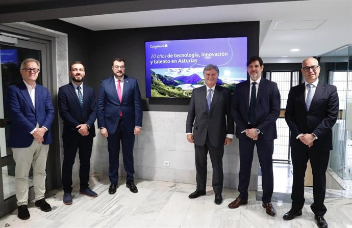 El presidente del Principado, Adrián Barbón, visita las instalaciones de la empresa Capgemini en el Poligono Industrial Valnalón (Langreo).