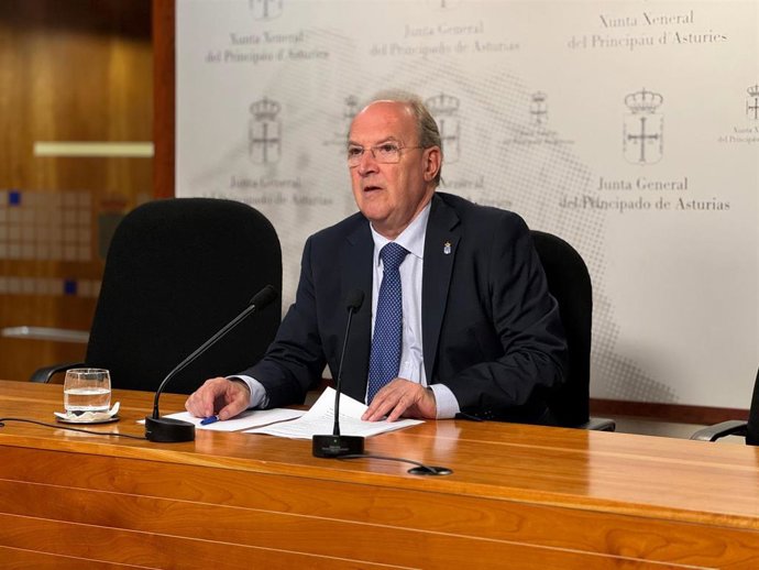 El diputado regional del PP de Asturias José Agustín Cuervas-Mons durante la rueda de prensa en la Junta General.