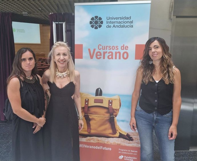 Julia Victoria García y Elena Sanz, ponentes del encuentro "I Curso de Divulgación Científica", junto a Victoria de Andrés, directora del mismo.