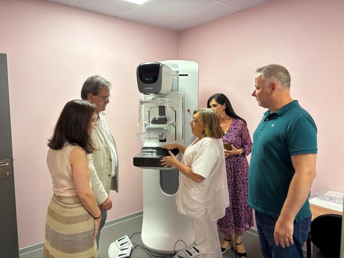 Manuel Molina y Susana Padrones junto a miembros del equipo de profesionales del centro de salud El Juncal, en Sevilla capital.