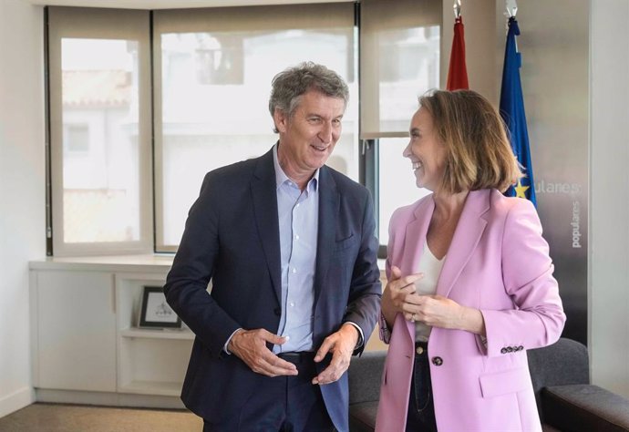 O presidente do PP, Alberto Núñez Feijóo, com a secretária-geral do PP, Cuca Gamarra, que confirmou pouco depois que não será mais a número dois do partido no próximo congresso do PP.