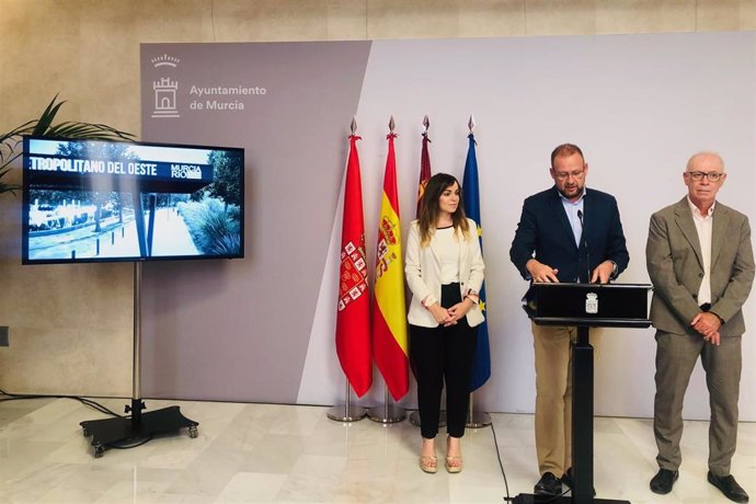 El concejal de Desarrollo Urbano y Ciudad Inteligente de Murcia, José Guillén, presenta los plazos del Parque Metropolitano Oeste de Barriomar, acompañado de los concejales Rebeca Pérez y Antonio Navarro