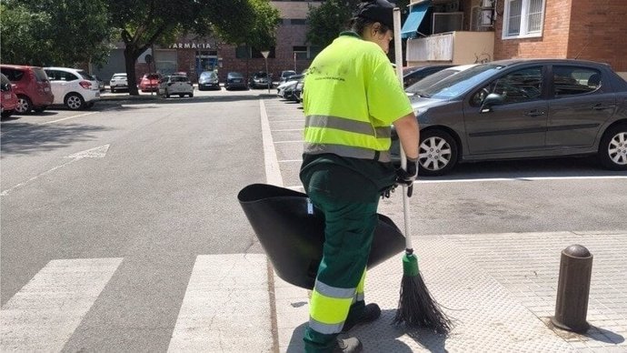 Elvira Gómez, trabajando ayer en las calles de Terrassa en las horas centrales del día.