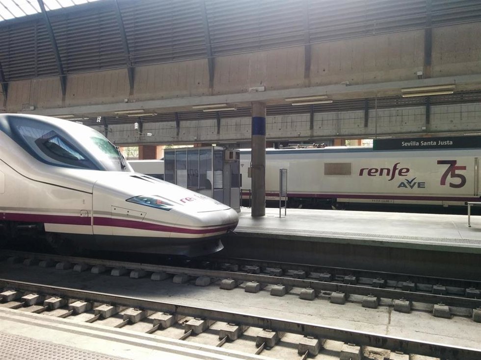 Archivo - Imagen de archivo de trenes AVE en la Estación de Santa Justa de Sevilla.