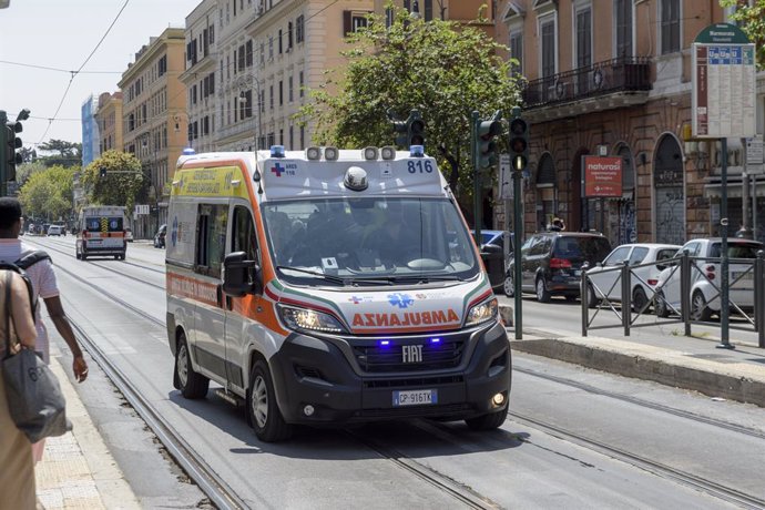 Archivo - Arquivo - 20 de agosto de 2024, Roma, Itália: Duas ambulâncias com luzes de emergência indo em direções opostas em um dia de agosto em Roma.