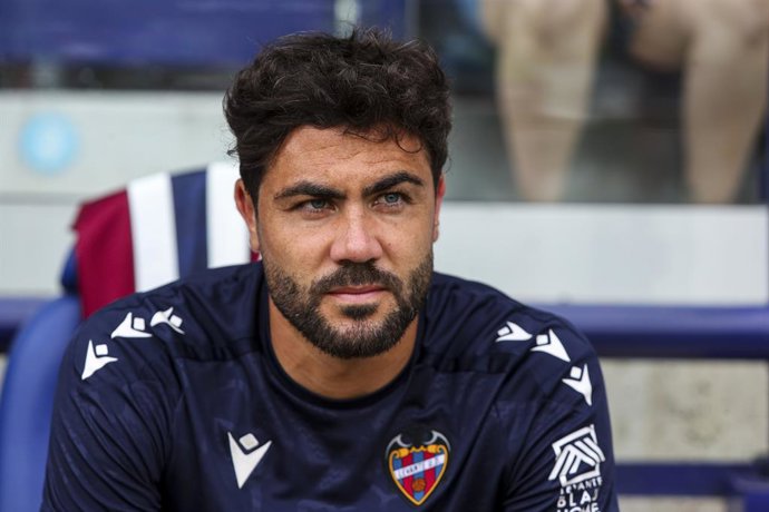 Archivo - Vicente Iborra of Levante looks on during the Spanish Second League, Liga Hypermotion, football match played between Levante UD and SD Eibar at Ciutat de Valencia stadium on June 01, 2025, in Valencia, Spain.