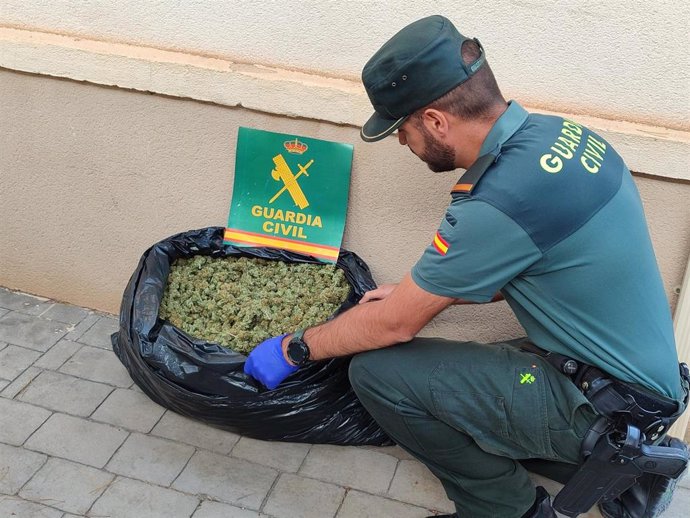 Tres detenidos en Sax (Alicante) por tráfico de drogas tras encontrar cinco kilos de marihuana en su furgoneta