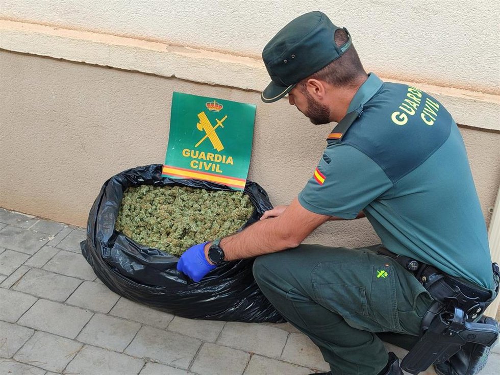 Tres detenidos en Sax (Alicante) por tráfico de drogas tras encontrar cinco kilos de marihuana en su furgoneta