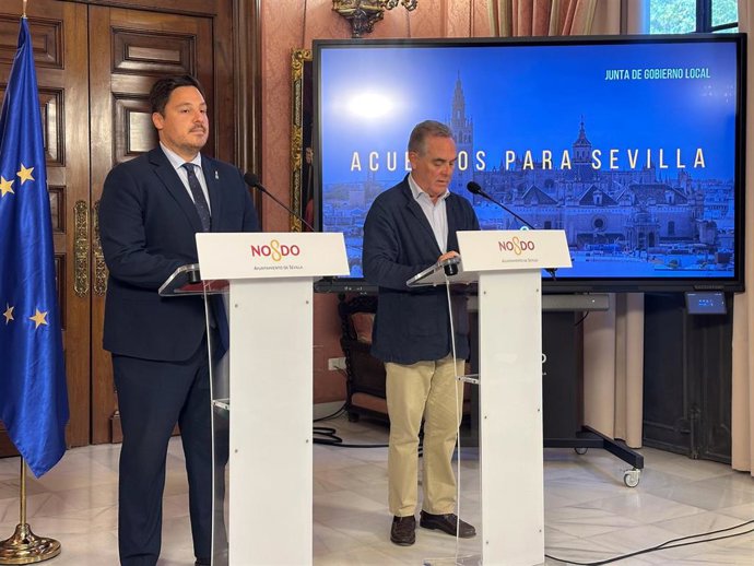 El portavoz del Gobierno local y delegado de Hacienda, Juan Bueno, y el delegado de Barrios y Colectivos de Atención Preferente, José Luis García.